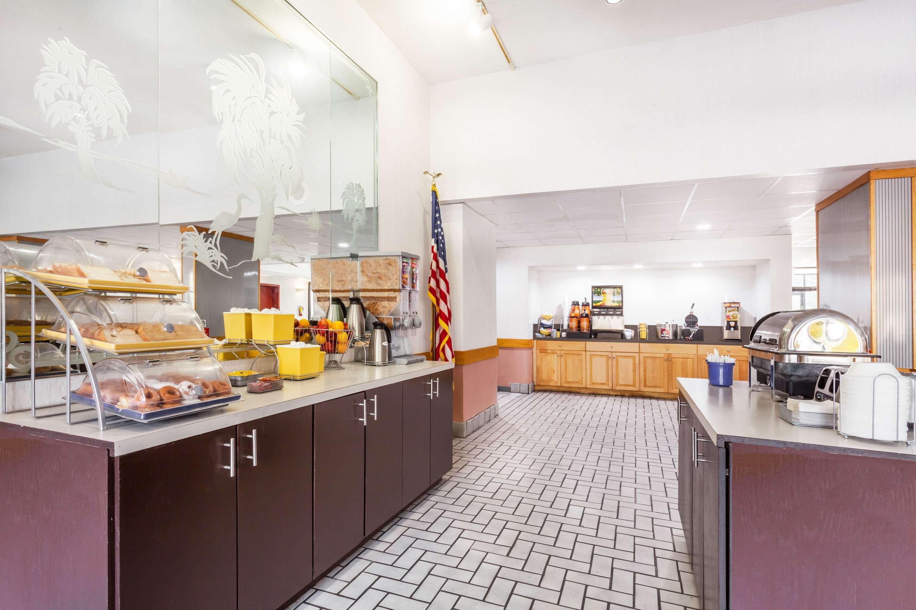 Days Inn & Suites By Wyndham Se Columbia Ft Jackson Luaran gambar